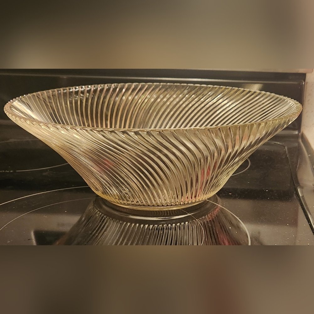 Textured Swirl Glass Bowl 2.5 lbs EUC!